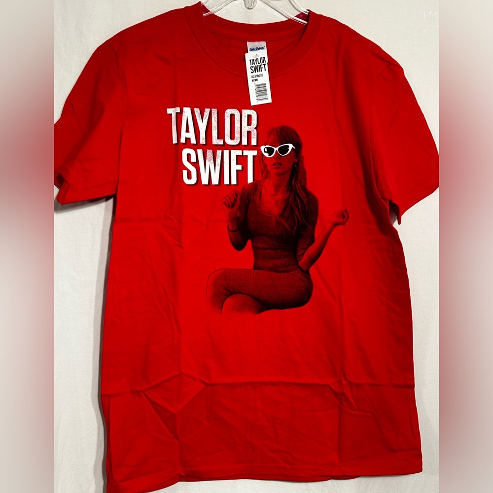 NWT ADULT MEDIUM Taylor Swift Red Sunglasses Sitting Short Sleeve T-shirt Gildan